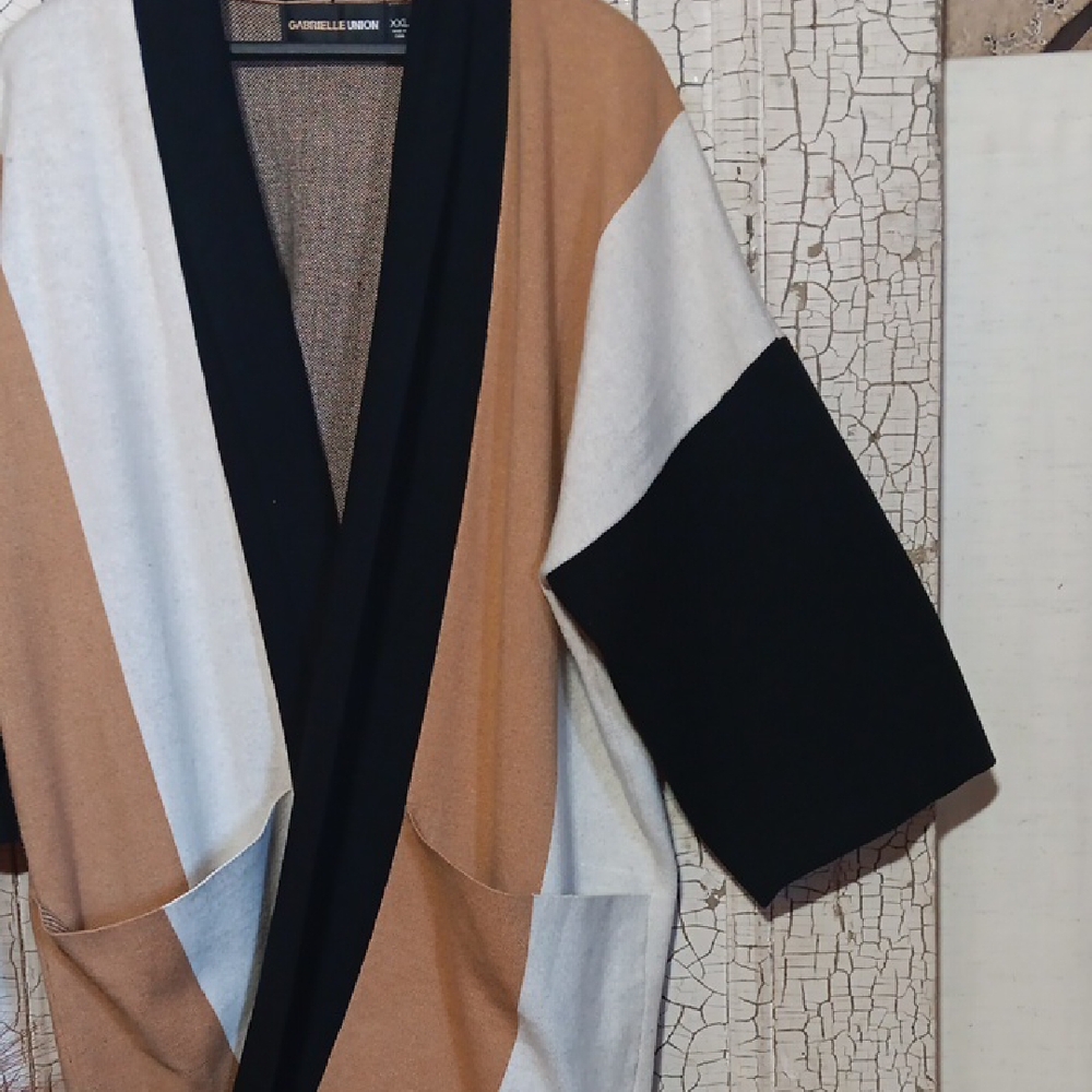 Chic Black, White, and Tan Cape - Picture 5 of 7